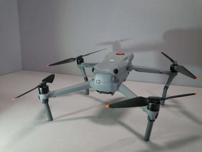 Landegestell System in grau montiert an die DJI Air 3. Rückansicht