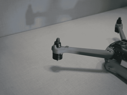 Adapter des Landegestell Systems hinten angebracht an die DJI Air 3. 