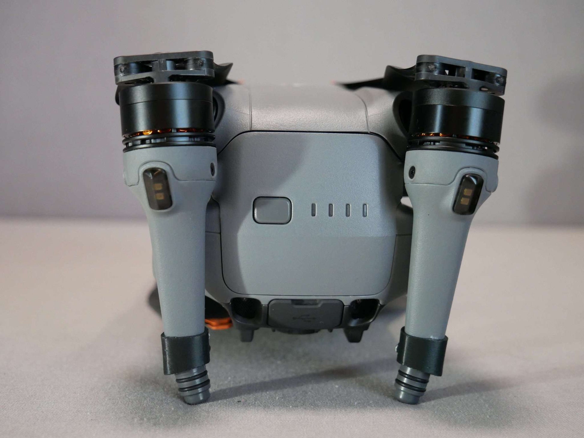 Adapter des Langestell Systems hinten bei zusammengeklappter Drohne. Rückansicht