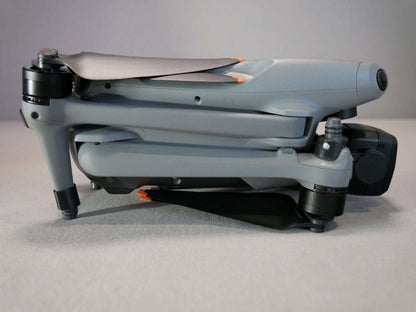 Adapter des Langestell Systems hinten und vorne bei zusammengeklappter Drohne. Seitenansicht