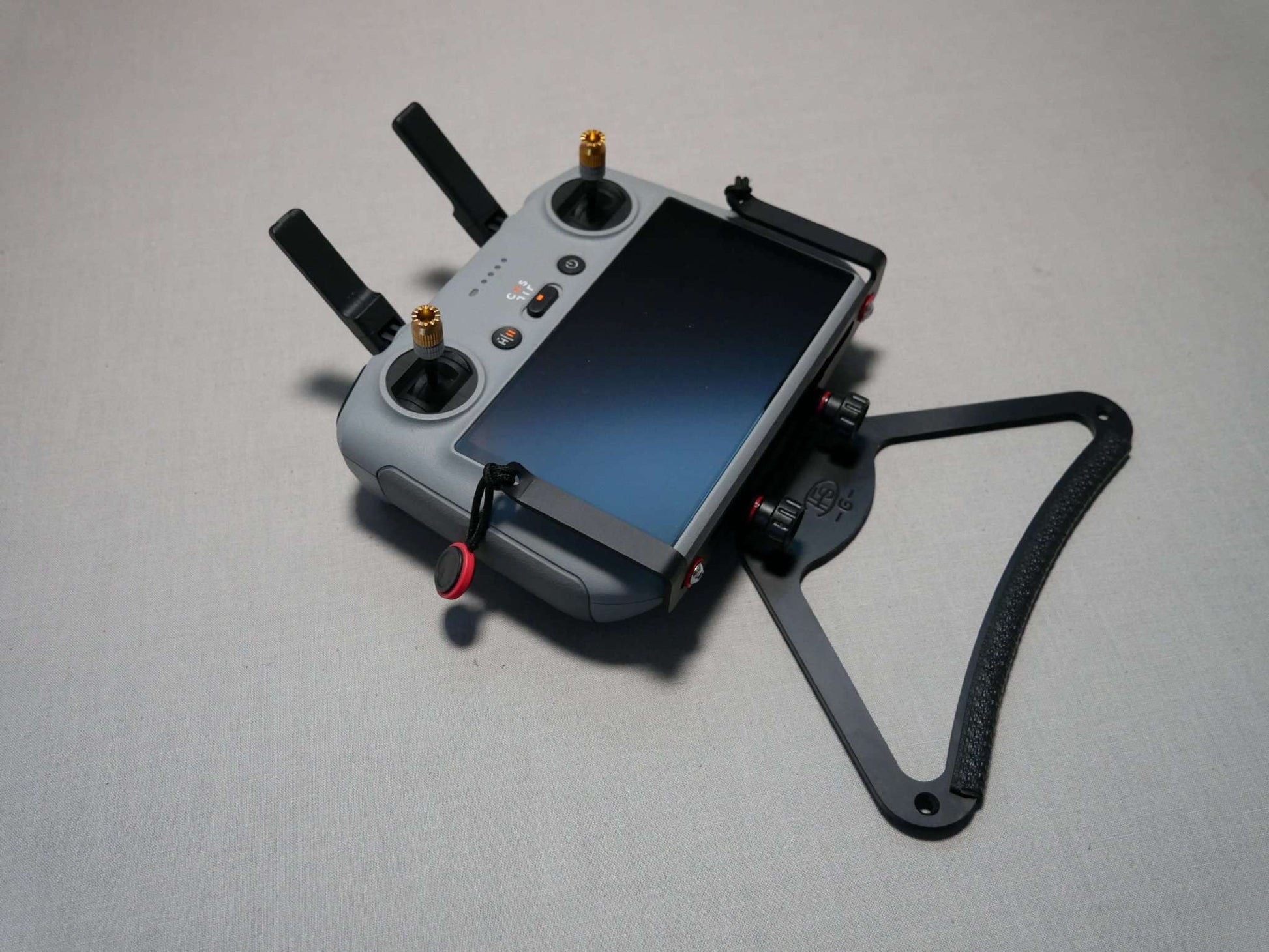 POV-Extender in schwarz montiert mit Halter für Tragegurt an dem DJI RC-N2 Controller. Vorderansicht