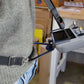 POV-Extender in schwarz montiert & getragen am DJI RC-N2 Controller mit Halter für Halsgurt