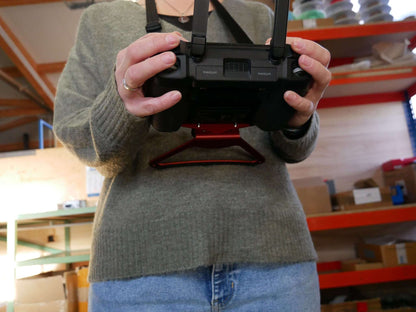 POV-Extender in schwarz montiert & getragen am DJI RC-Pro Controller mit Halter. Untersicht