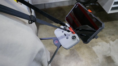 POV-Extender montiert und getragen am DJI RC-N1 Controller mit Tragegurt. Nähere Draufsicht