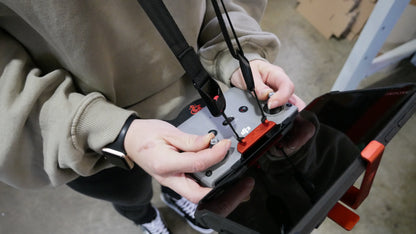 POV-Extender montiert und getragen am DJI RC-N1 Controller mit Tragegurt. Draufsicht