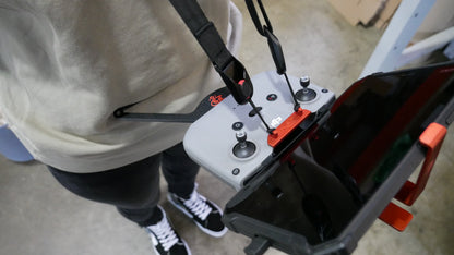 POV-Extender montiert und getragen am DJI RC-N1 Controller mit Tragegurt. Draufsicht