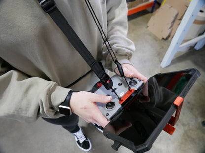 POV-Extender montiert und getragen am DJI RC-N1 Controller mit Tragegurt. Nähere Draufsicht