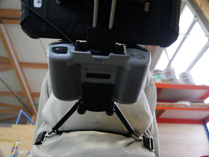 POV-Extender montiert und getragen am DJI RC-N1 Controller mit Tragegurt. Rückansicht