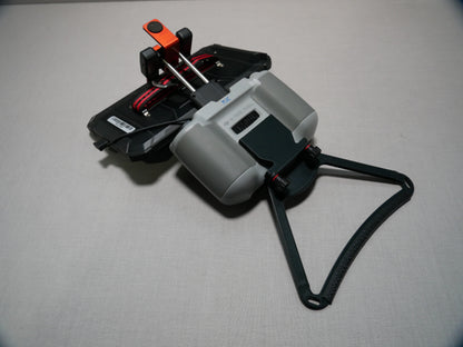 POV-Extender in schwarz montiert an dem DJI RC-N1 Controller. Rückansicht