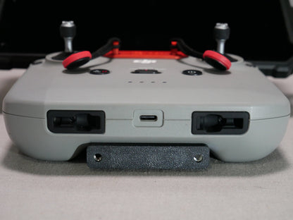 Halter des POV-Extenders montiert an den DJI RC-N1 Controller