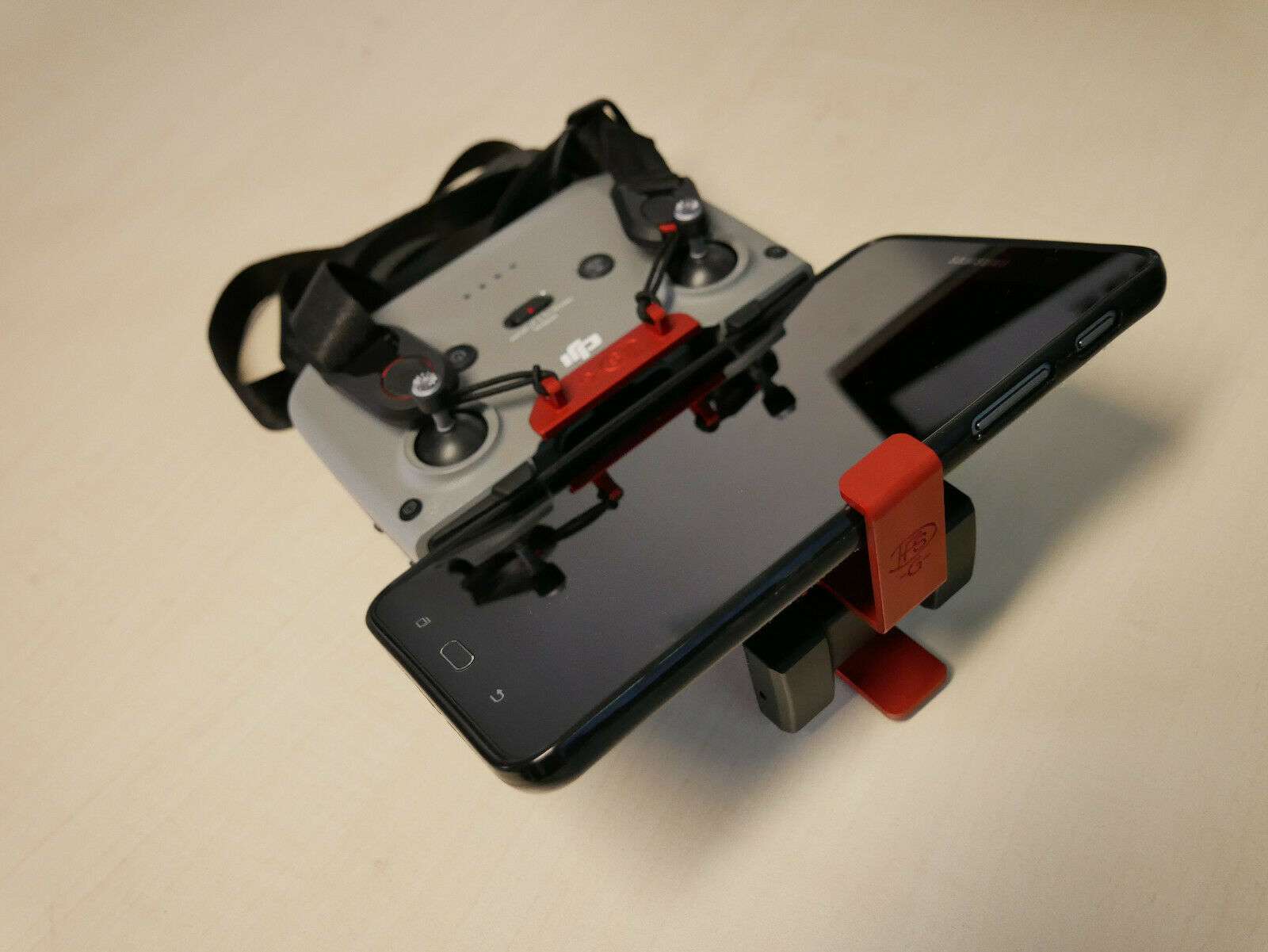 Tablethalter rot angebracht an DJI RC N1/ RC N2 Controller mit 7 Zoll Tablet