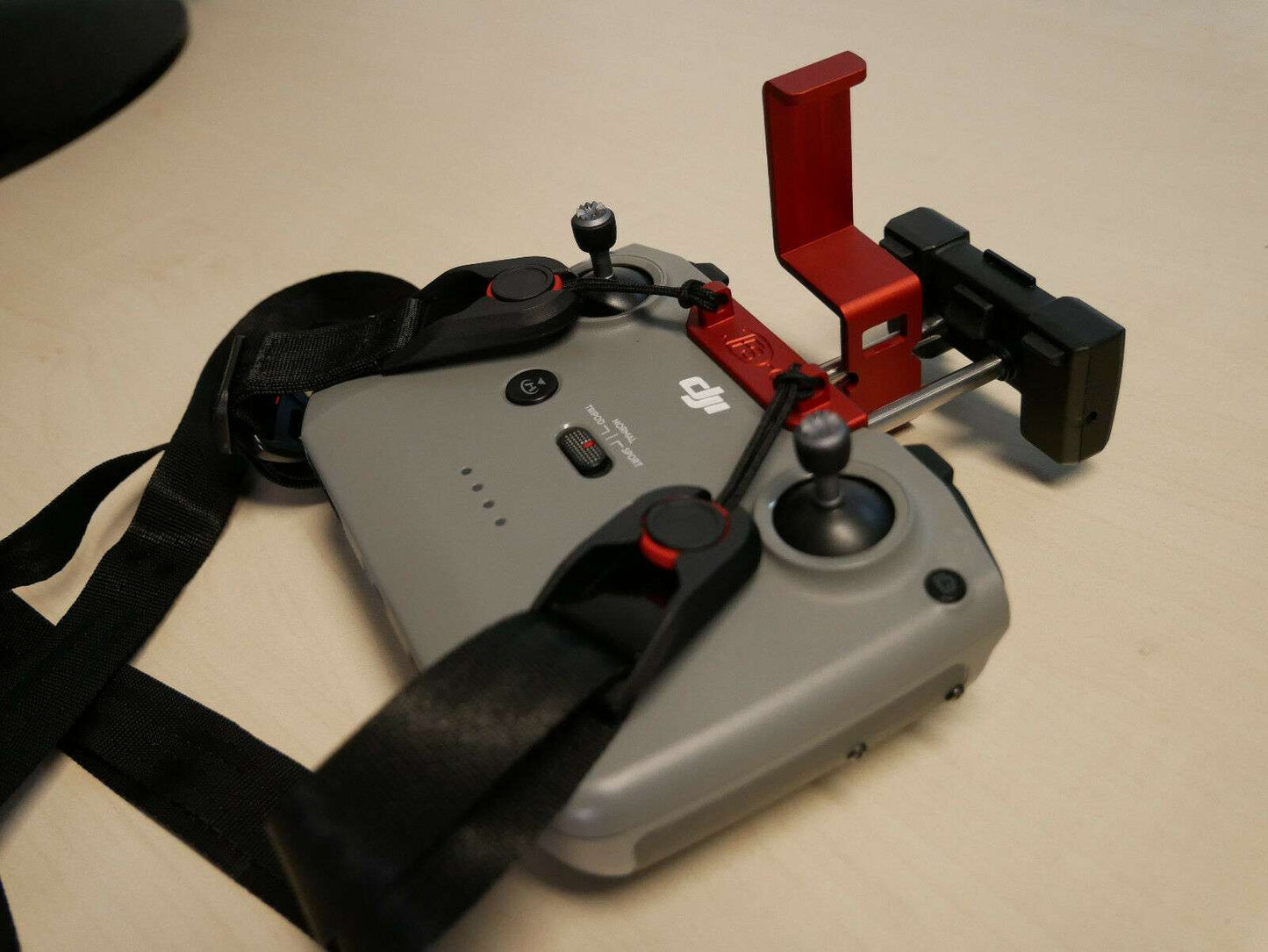 Tablethalter rot für DJI RC N1 / RC N2 Controller im ersten Montageschritt.