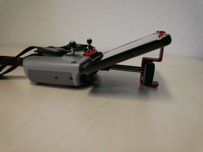 Tablethalter rot angebracht an DJI RC N1/ RC N2 Controller mit 7 Zoll Tablet Seitenansicht