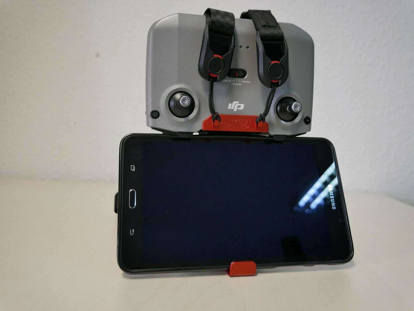 Controller mit 7 Zoll Tablet in rot in der Position, um Videos anzuschauen