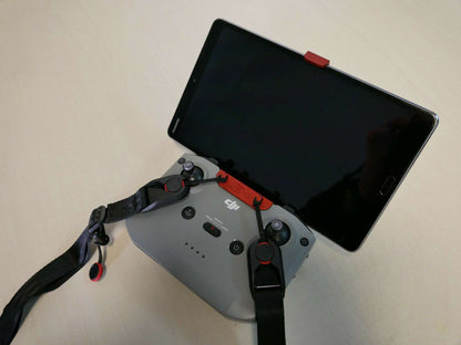 Tablethalter rot angebracht an DJI RC N1/ RC N2 Controller mit 8 Zoll Tablet Draufsicht