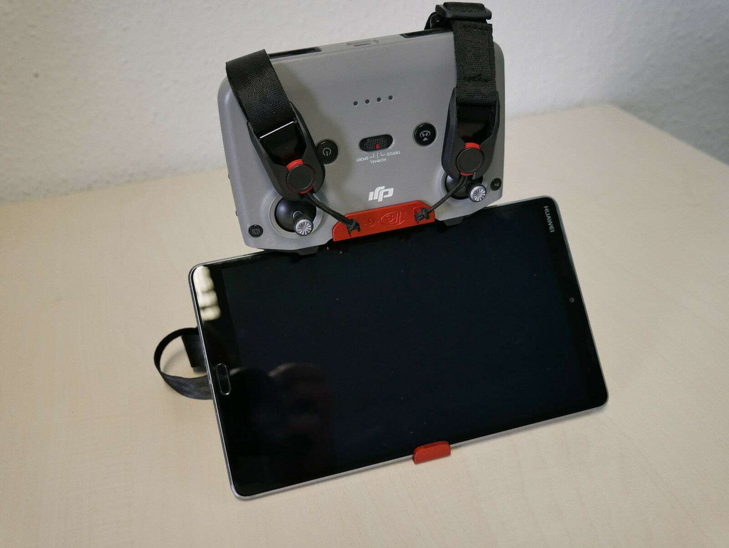 Controller mit 8 Zoll Tablet in rot in der Position, um Videos anzuschauen